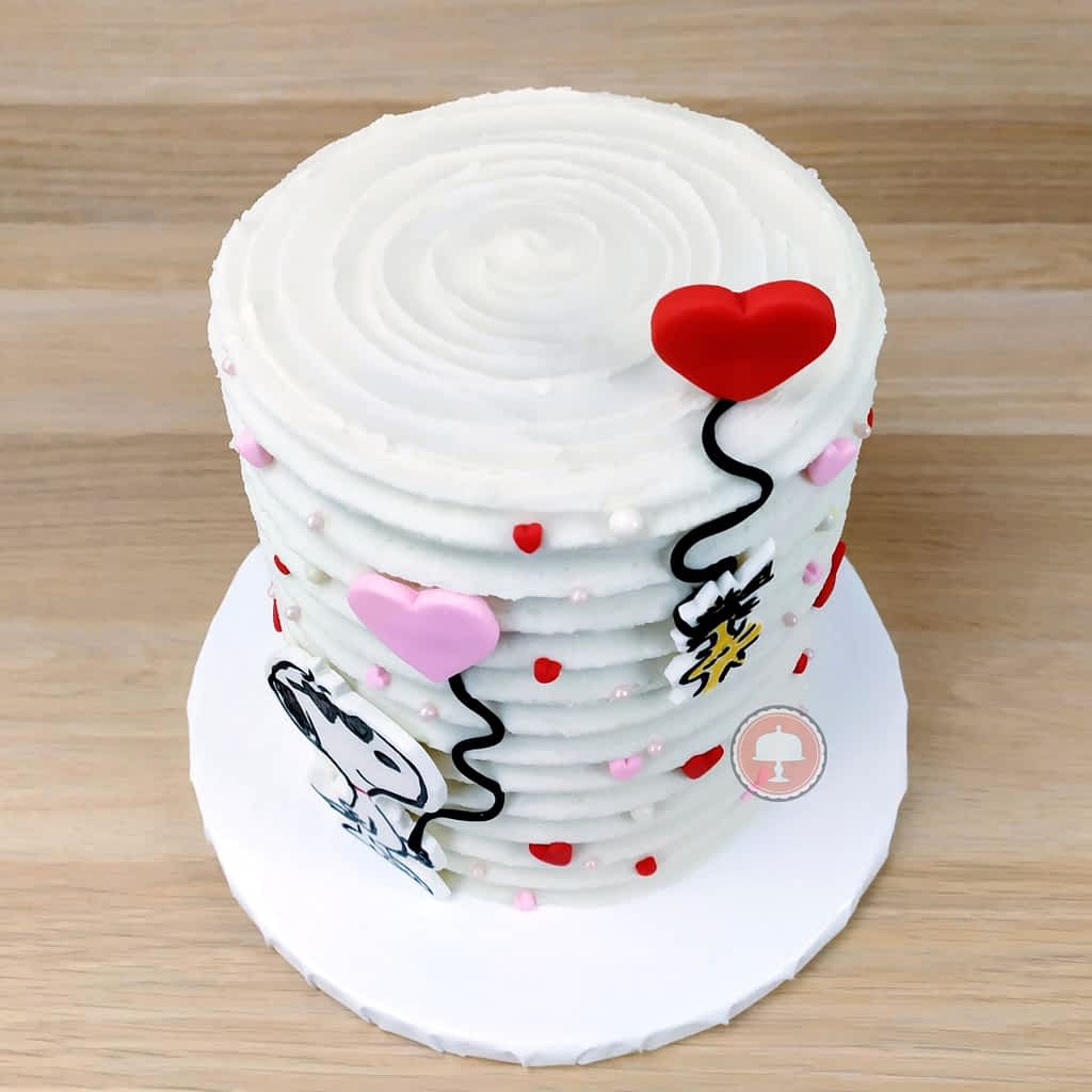 snoopy valentines cake with icing comb detail fondant hearts snoopy and woodstock holding heart balloons