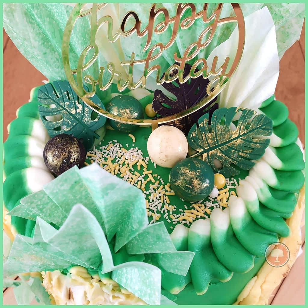5 Steps to a Surprisingly Simple Festive Pineapple Cake Design - CakeLovesMe - New Cake Designs!, Cake Trends, Piping for Cakes, Special Occasion Cakes - fault line cake design -