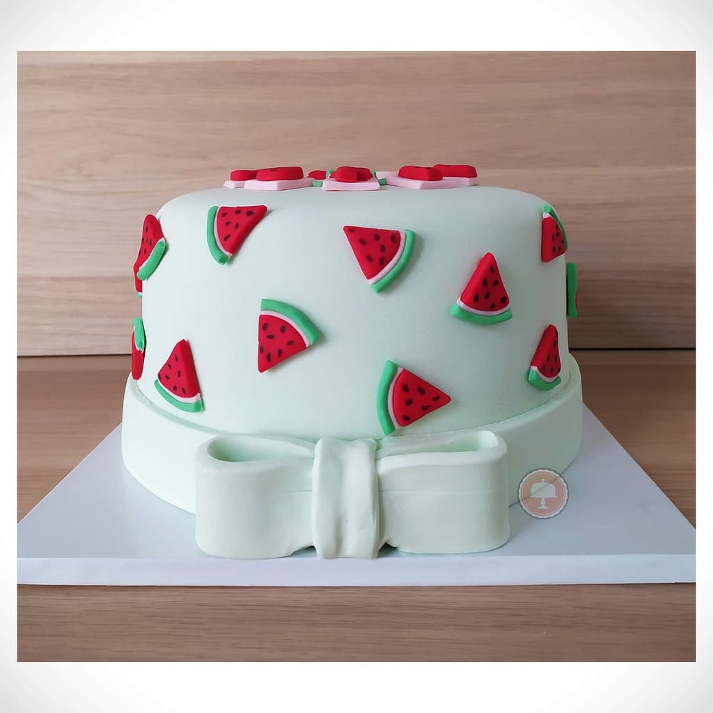 How to make a Watermelon Cake - So adorable! 8 How to make a Watermelon Cake - So adorable! - CakeLovesMe - Birthday Cakes, Fondant Cakes, Recipes - watermelon cake -