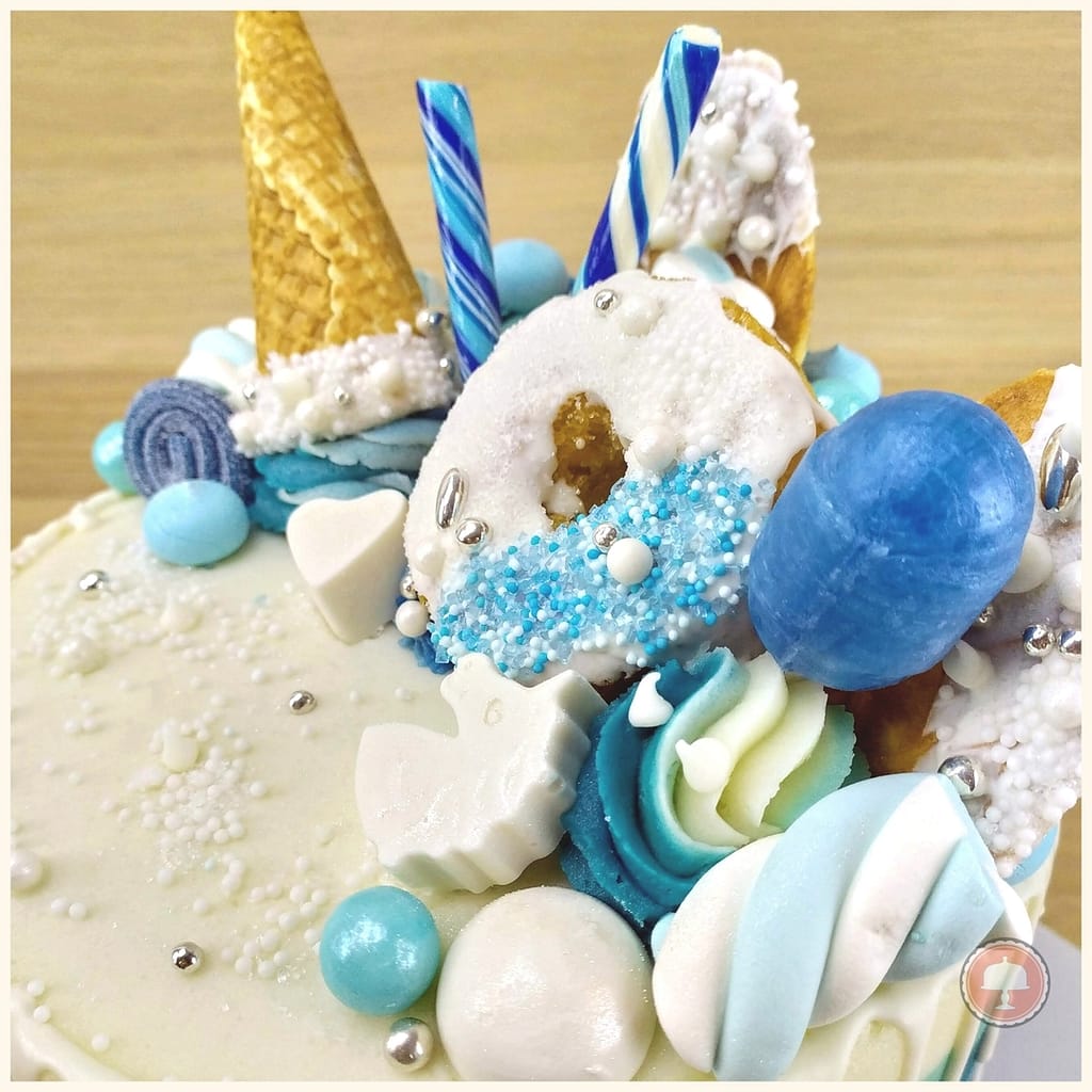 Jubilant Candy Striped Drip Cake - its a Cake Lover Keeper! 13 Jubilant Candy Striped Drip Cake - its a Cake Lover Keeper! - CakeLovesMe - Birthday Cakes, Cake Trends, Piping for Cakes - candy striped drip cake -