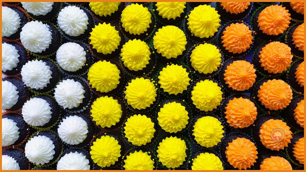 halloween cupcake ideas piped buttercream frosting mini cupcake