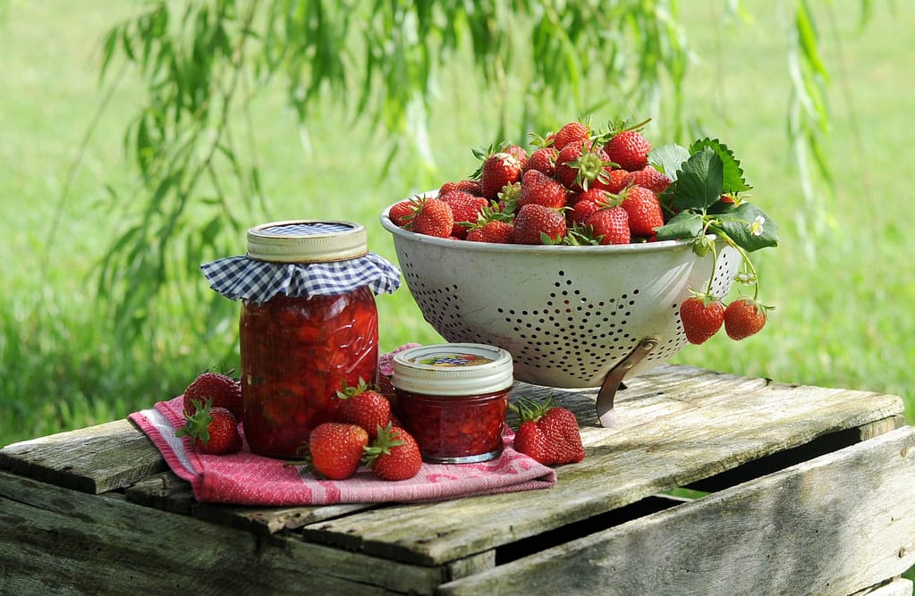Easy Strawberry Cake Filling Recipe: How To Guide 4 strawberries in bowl