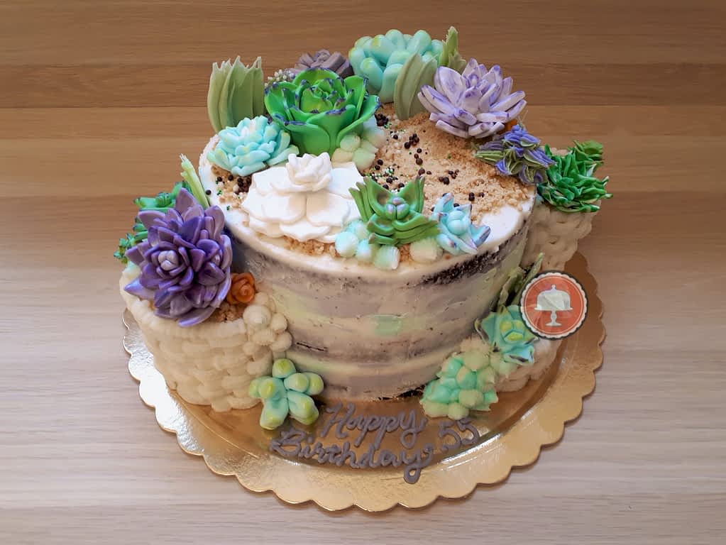DIY Cake Board - How-To Cover Cake Boards Easily - CakeLovesMe - Cake Baking Tips and Tricks - diy cake board - Cake Baking Tips and Tricks