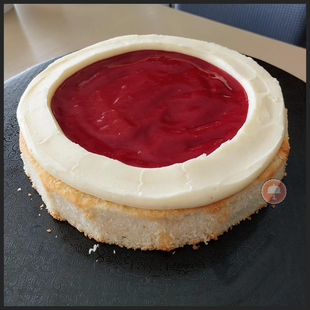 Great Gatsby Cake from Roaring 20's: How To Guide 11 great gatsby cake roaring 20's cake with raspberry filling and white chocolate buttercream frosting