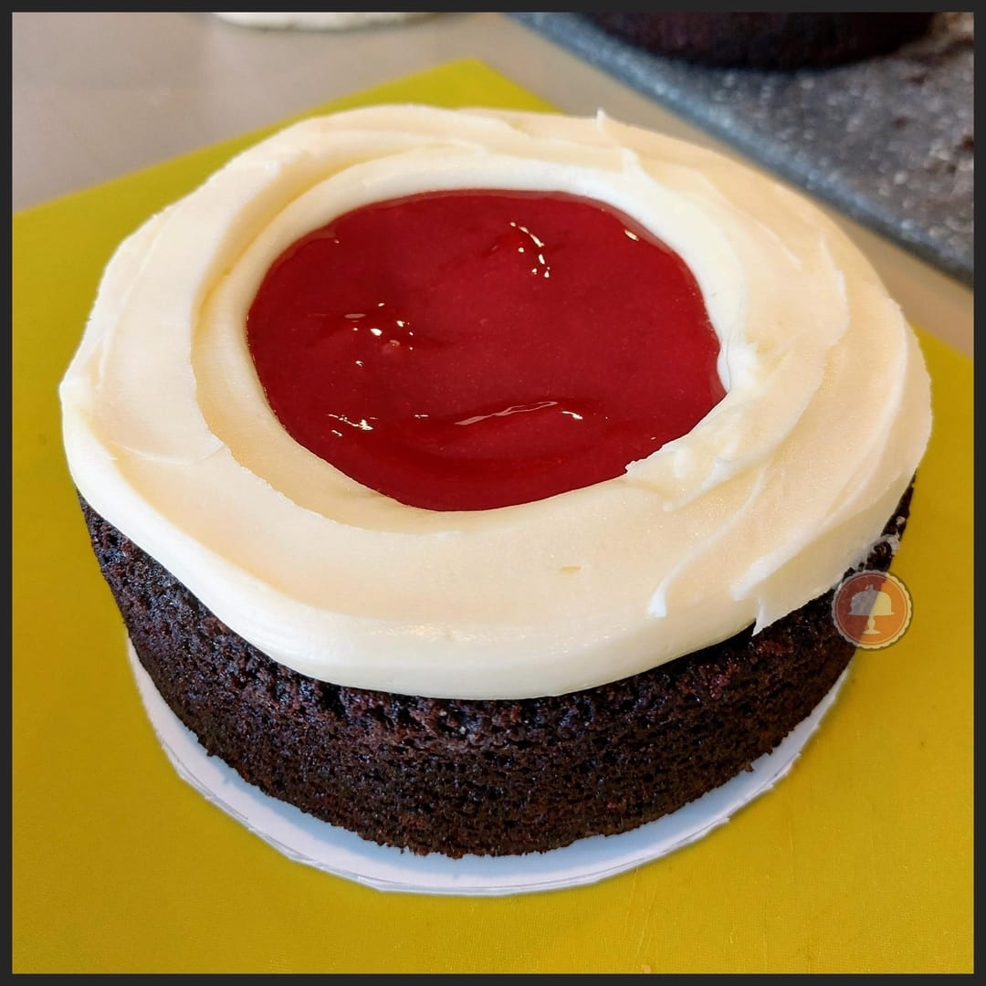 Great Gatsby Cake from Roaring 20's: How To Guide 14 great gatsby cake roaring 20's cake with raspberry filling and white chocolate buttercream frosting