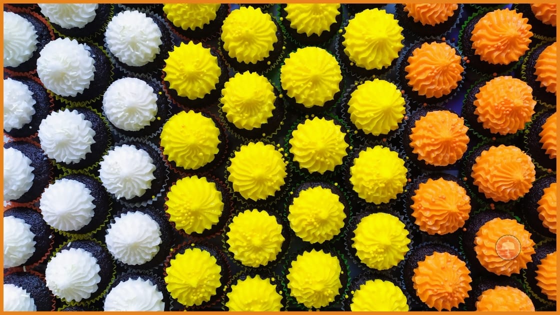 10 Quick and Easy Halloween Cupcake Decorating Ideas 3 halloween cupcake ideas piped buttercream frosting mini cupcake