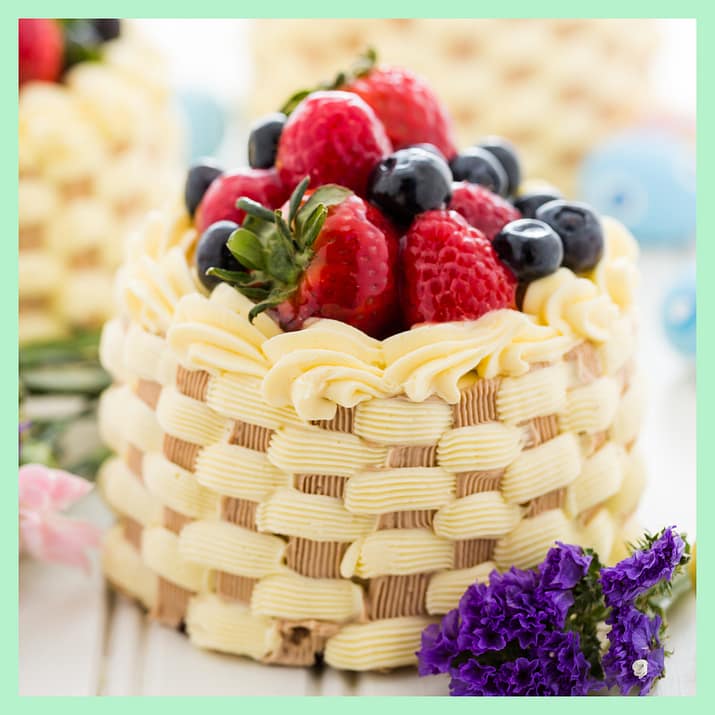 10 Charming Mini Cake Ideas - How To Decorate 13 10 Charming Mini Cake Ideas - How To Decorate - CakeLovesMe - Cake Baking Tips and Tricks, Cake Trends, Special Occasion Cakes - mini cake ideas -