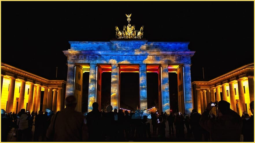 Historic Graduation Cake Ideas - Class of 2017 Brandenburg Gate 5 Historic Graduation Cake Ideas - Class of 2017 Brandenburg Gate - CakeLovesMe - New Cake Designs!, Fondant Cakes, Special Occasion Cakes - graduation cake ideas -