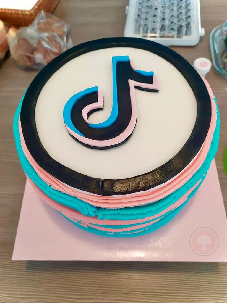 TikTok Cake Design