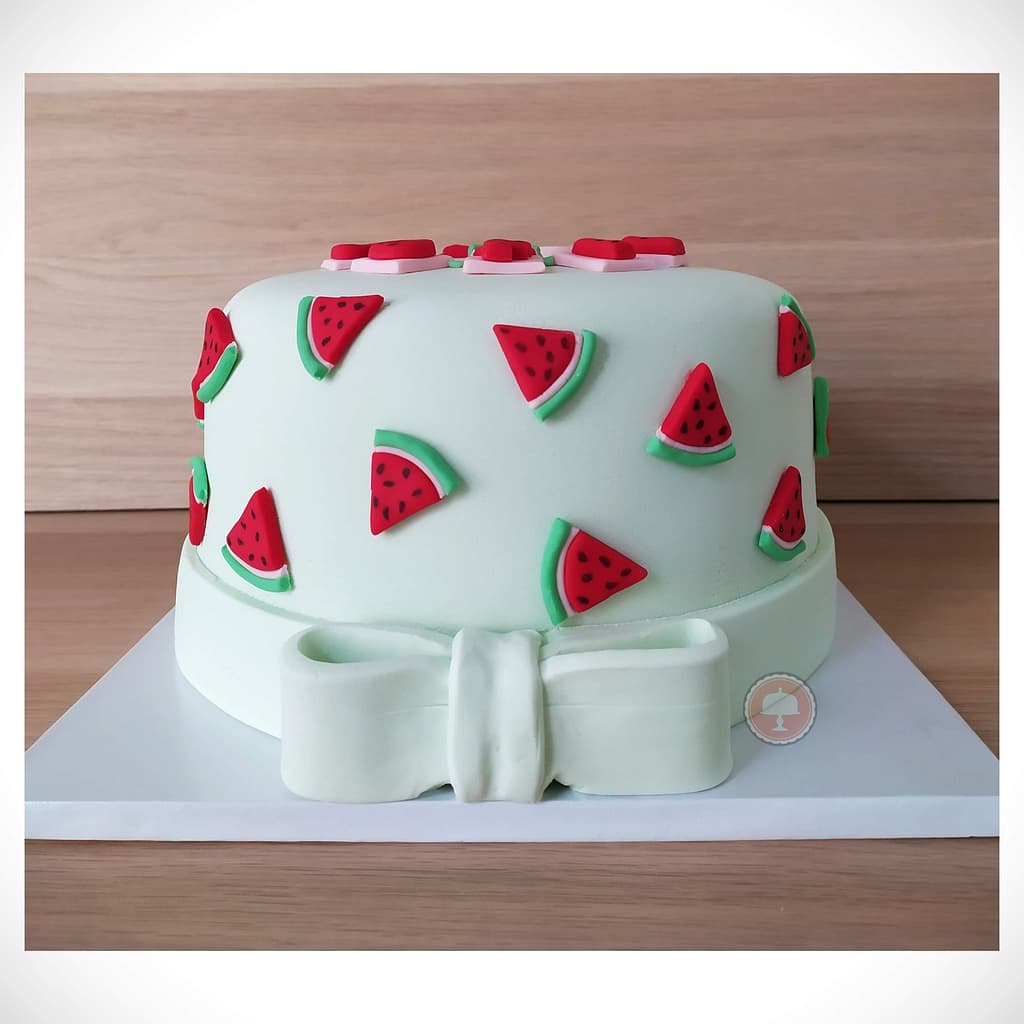 How to make a Watermelon Cake - So adorable! - CakeLovesMe - Birthday Cakes, Fondant Cakes, Recipes - watermelon cake -