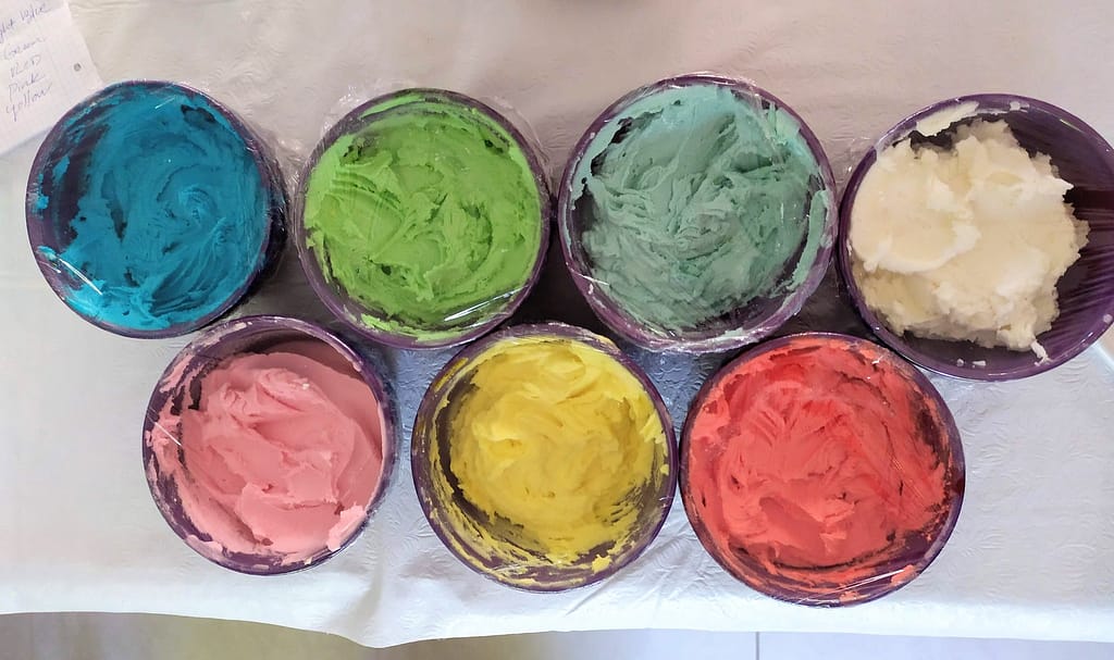 buttercream-frosting-colors-piping