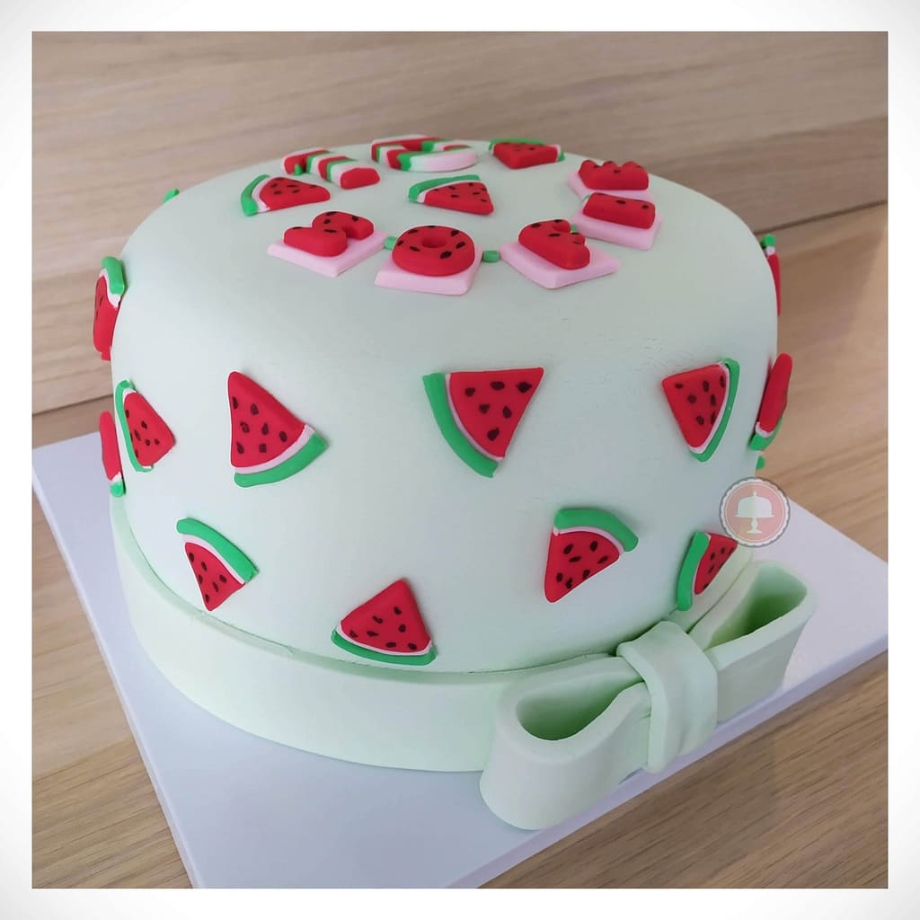 How to make a Watermelon Cake - So adorable! - CakeLovesMe - Cake - Birthday Cakes, Fondant Cakes, Recipes - watermelon cake -